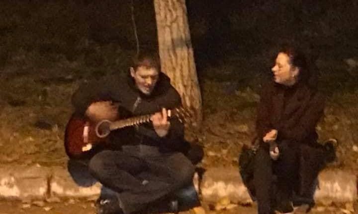«Больным нужна поддержка»: черноморские музыканты устроили камерный концерт под окнами больницы