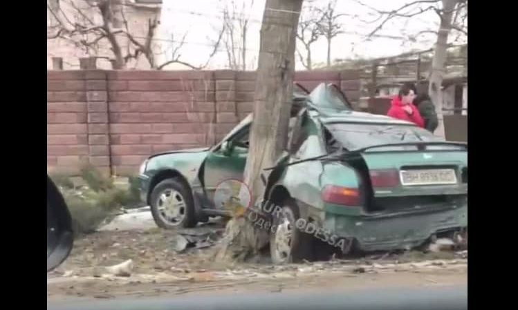 Жесткое ДТП в Беляевке: легковушка снесла столб и «обняла» дерево