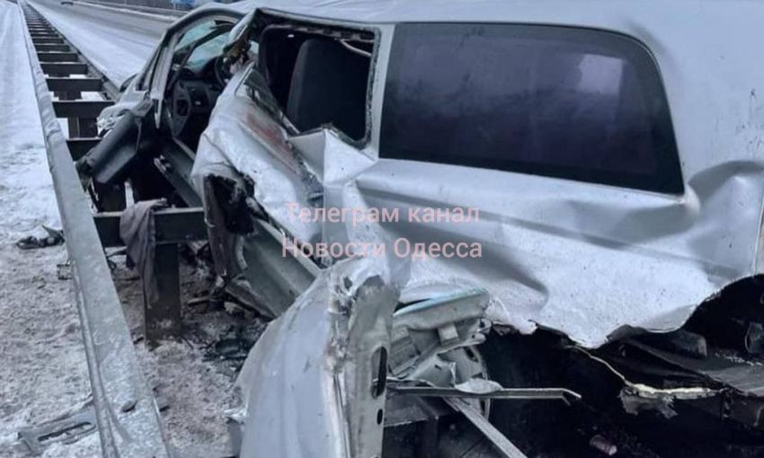 На трассе «Одесса-Киев» очередная авария: микроавтобус влетел в отбойник