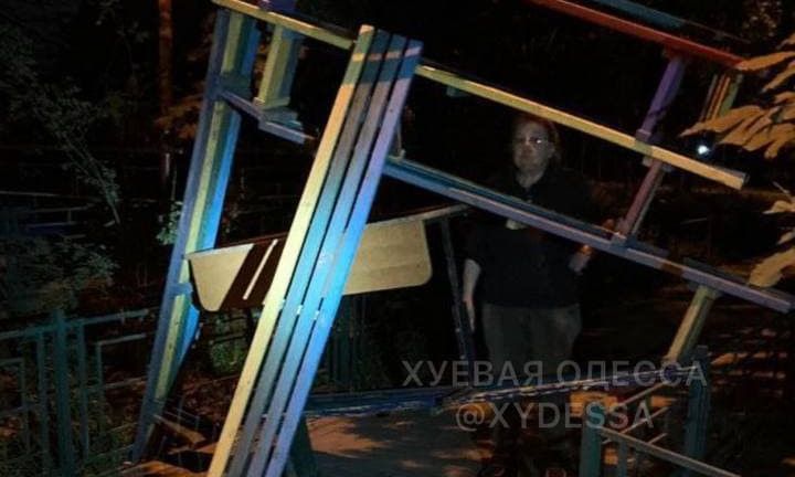 В Одессе ночью возникла «баррикада» из лавочек: кто, зачем и, главное, - как?