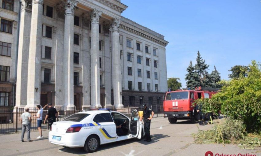 Одесские спасатели и правоохранители проверили «взрывоопасную» коробку вблизи Дома профсоюзов