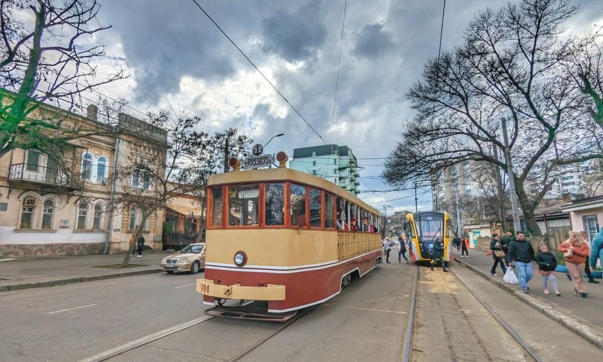 По Одессе снова курсирует экскурсионный ретро-трамвай