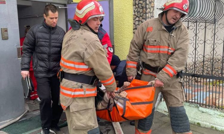 Пожар в Черноморске: пожарные спасли пенсионерку из горящей квартиры