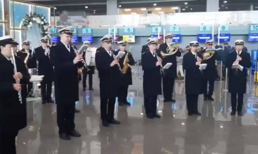 В одесском аэропорту прошел музыкальный флешмоб в честь «киборгов» (Видео)