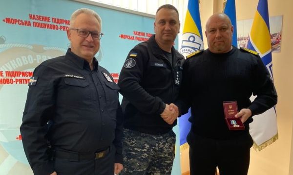 Моряки, участвовавшие в спасательных операциях возле острова Змеиный, получили награды от командующего ВМС Украины