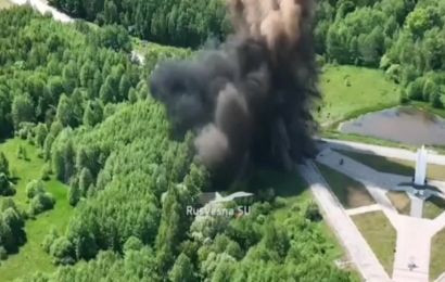 "Взрываем дороги, чтобы нас не захватили": россияне уничтожили часть трассы на границе с Украиной